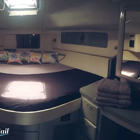 Nuitee Sur Magnifique Vedette Botel *